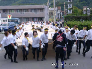 �Ǘ��l���Q�������Q�O�O�Q�N�̎��q�B���F���O�ɁA�������Ɉ������荇���Ȃ���ԓ��̊X��i�ށB