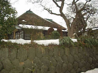 ���Ɖ��~�u�X�{�Ɓv�B�X�{�Ƃ͓��䏼�������O�g�R�ˎ傾����������̉Ɛb�B��X�ˎ吏��������Ȗ�E�B�\���X�{�G�W�͔ˍZ���V�ق̏��ǂ�P��|���΂߁A���w�ɒʂ��A���~���u�яJ���v�A�뉀���u���؉��v�Ɩ��t�����B