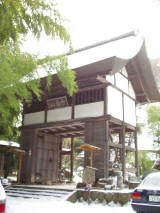 ��ΎR�ݏ����̎R��B�R�`�J��̑c�ł���z�g���������������R�`����傾�������A�����̎q���A�ŏ�`�����R�`������z����ۂɐ�ΎR�ݏ����Ɋ�i���ꂽ�B