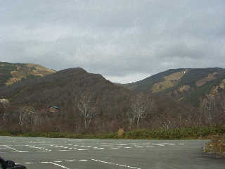 ���R�̓쑤�A�W�򏬉���O�̒��ԏꂩ�猎�R��]�ށB