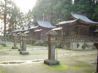 ���M���̌�_�̍��E�ɗ��ˎ�̌�_�����ԁB�i�����͌��M���̌�_�Ɍ������č�����ԖځA��R���͍����ܔԖځB