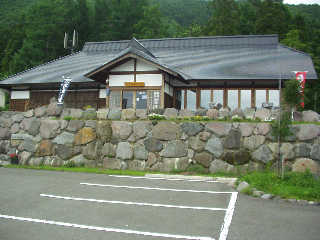 �w�����j�فB�w���΂ɒ��񂾞w���h����w�����f���~���ړ]�E���C�������́B