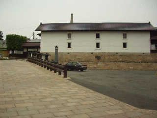 �ŏ�`���Ɛb�A�u���ɓ���̎q���ł��鉡���Ƃ̎𑠂̈ꕔ���؂�đ���ꂽ�u���̓m�����فv�B