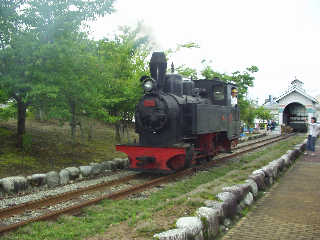 �͖k���������́u��������ԁv�͉ď�̐������ԁA���Ɉ�x�A�Ԍɂ���o����Ĉ�ʌ��J�^�]����Ă���B�i�ʐ^��8��15���̌��J�^�]�j