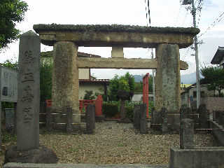 ���{�ŌÂ̐Β����Ƃ�������R�`�́u�䗧�̒����v