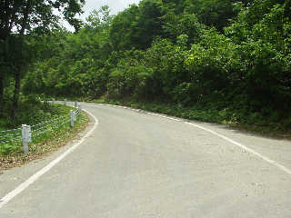 �K�����R�̖k�ɂ��銦�͍]�s�Ƒ呠���̋��A�\���ꓻ�B��������ѓ���J��ɍ~��Ă����Ɖi�����R������B