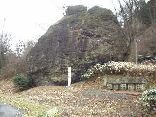 �|���΁B�փ�������̍ہA�㐙�R�ƍŏ�R�̐��ƂȂ��Ċ�A�ɕ�����u�������Ƃ���u�B��΁v�Ƃ��Ă΂ꂽ�B�]�ˎ���ɂ͊|���΂����ɓ�͕đ�́A�k�͎R�`�̂ƂȂ�A�z����}��҂��B��邽�߂Ɂu�|���������v���΁B��C�푈�ł����ɂȂ����B1896�N�A���H���̍H���ɂ��ꕔ�������Ă��܂����B