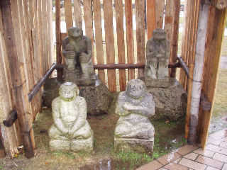 �w�O�͓̉��e�q�̐Α��B