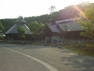 �I�܂̉��A���R�ɂ��鉩������̉���J���f���فB�֓��΋g�����̒n��K�ꂽ�B