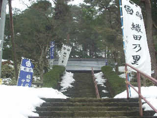 ���M�_�Ђ̊K�i�B�u�D�c�̗��v�u�D�c�M���T�~�b�g�v�ȂǐD�c�ɂ��Ȃ񂾛���Ă��Ă���B