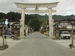 �F���Ђ̐Β����B�{���͌F���Ђ̖�O���Ƃ��ĉh�����B