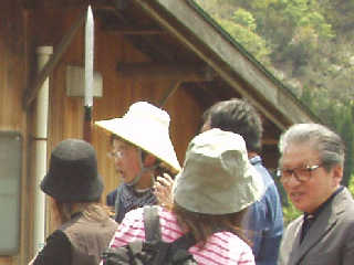 �ό��q�Ɉ͂܂��}�^�M�H