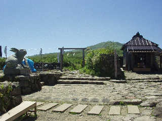 ��Ƀ����ɂ��錎�R���V�{�ł����c���_�ЁB���̓E�T�M�̑��B���ɂ̓E�T�M�H