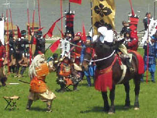 ���ɏ㐙���M���G�w�ɓ˓����A���c�M���Ɏa�肩�����ĐM�����R�z�Ŏ󂯂�B�u�O�����������v�̖���ʁB