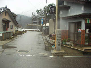 �R�`�E�V�������B���̉��͉H�z�{���B���̓��H�̋Ȃ���p�ɌÑ�l���֚��̔肪����B