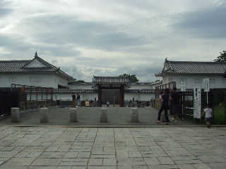 �������ꂽ�R�`��̑���