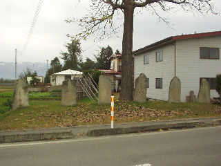 ����s�̊ۂ̘Z�{���B�ɒB���@�̒u���N�U�̍ۂɖłڂ��ꂽ�V�c���]��Ƃ��̉Ɛb�������J��B