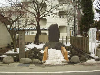 ���͍]��Ղ̔�B���͍]���w�Z�̑��Ɍ����Ă���B