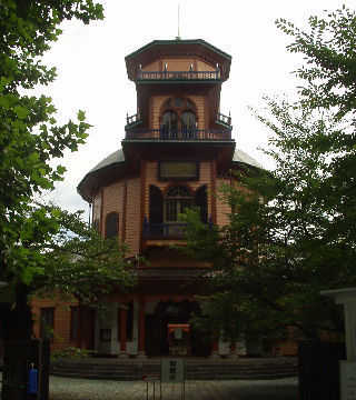 �R�`����ɕۑ�����Ă���u���ϐ��ٖ{�فv�B���݂͎R�`�s���y�قƂ��Ďg�p����Ă���B