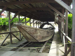 �ŏ��Ŋ��􂵂����L���M�B�����n���Ǝ�c���s�������ĕ������^�񂾁B