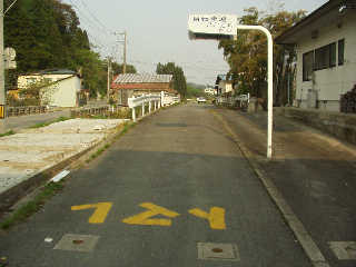 �O�R���̔p���ՁB���͎��]�ԓ��ɁB