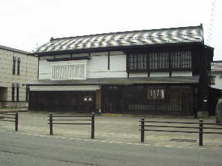 �m�Ԑ������j�����فB���ۉ���ؖ핺�q�̉��~���ڒz���Ă���B