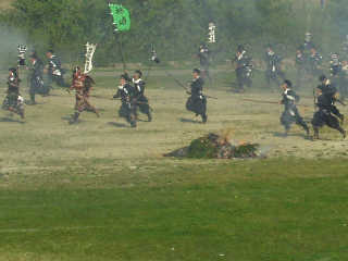 ��w��؂��ď㐙�̖ҏ��A�`��a���i�Ƃ����c�R�ɓˌ��I