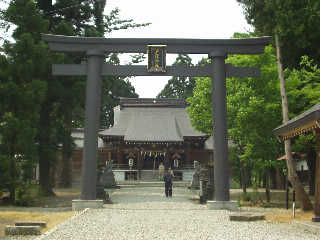 �V���隬�̒��ɂ���ˑ�_�ЁB�V���ˎ�̌ˑ򎁂��J��B�����̂����肪�V���ː����̌��ւ������B