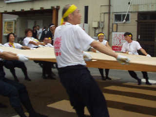 �u�\�ꎂ�q�v�B�ԓ��̊X���ł̍U�h�B