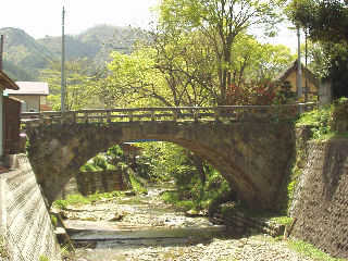 �艺�̐V���B���ߎO���ʗf�ɂ��Α���̃A�[�`���ƂȂ�B���̉����ɂ��`���Ƃ����Α��̋�������B