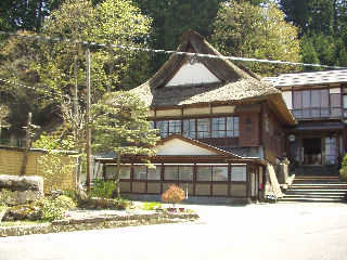 ���������ق́u�����v�B���č����Ɋ������́u�����v�u�����v���אڂ��Ă������΍Ђɂ��Ď������B