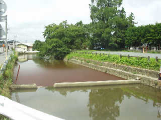 ������̖x�ՁB������͏��̌`�������x�Ɉ͂܂�Ă������߁A�ʖ���������ƌĂ΂ꂽ�B