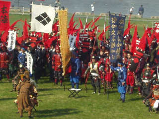 ���g�ɂ���ĕ��c�M���̂��Ƃɕs���Ȑ틵���`�����Ă����B