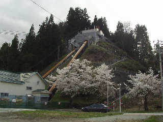 �ڎR��ՁB���݂͐��ʂɊَR���d��������B