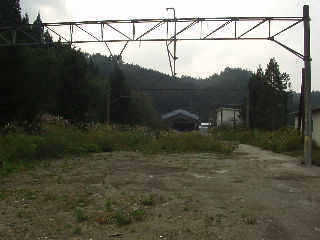 ���w�̍\���ՁB�X�C�b�`�o�b�N�̔p�~�Ńz�[���̓g���l�����Ɉڂ����B