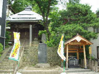 ��R���򔭏˂̒n�B�߂���������Z���Ď��������Ƃ���u�߂̓��v�Ə̂���ꂽ�B