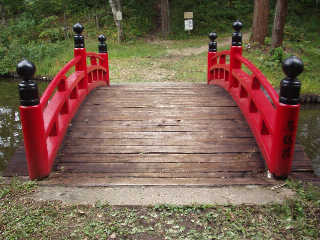 �G�F�i���������j���͑����̒j��������n��Ɖ������΂��Ƃ����B