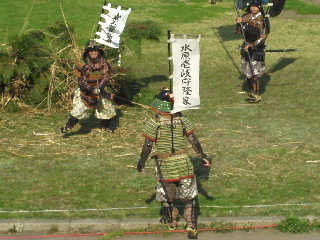 �㐙�̓�Ԏ�A�������痲�Ƃɕ��c�̖����R���O�Y���q���i�����݂�����I