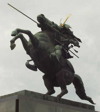 �R�`��ɗ��o�H��邏��A�ŏ�`���̑��B1600�N�P�ނ���㐙�R��x�_�R�ɒǌ��������̎p�Ƃ����B