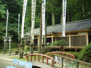 �P�󎛉��̉@�B���_�l���J���Ă���B